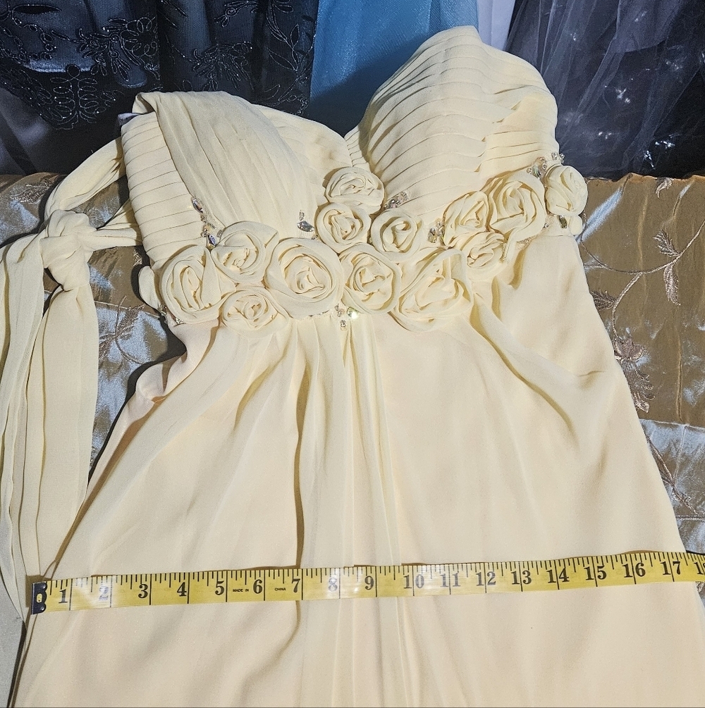 Strapless Yellow evening gown. Flower Detail. Size 6 - Picture 13 of 15